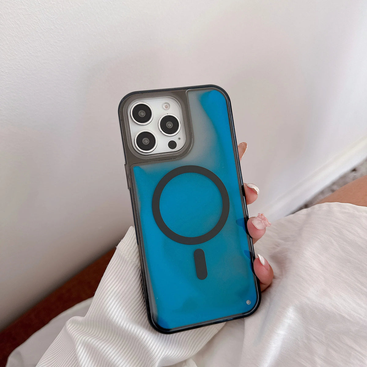 AirGLowCase – Magnetic Liquid Quicksand Case