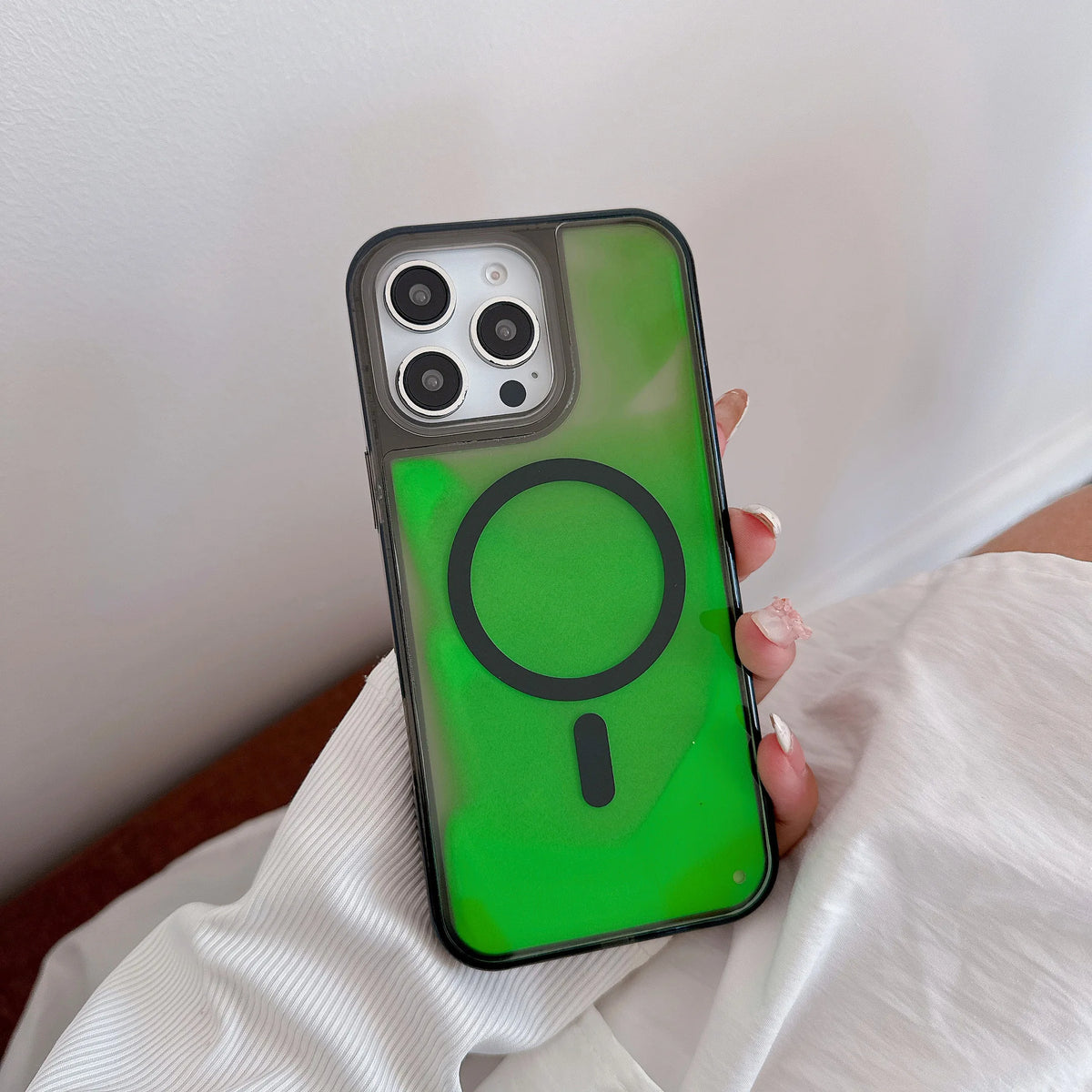AirGLowCase – Magnetic Liquid Quicksand Case